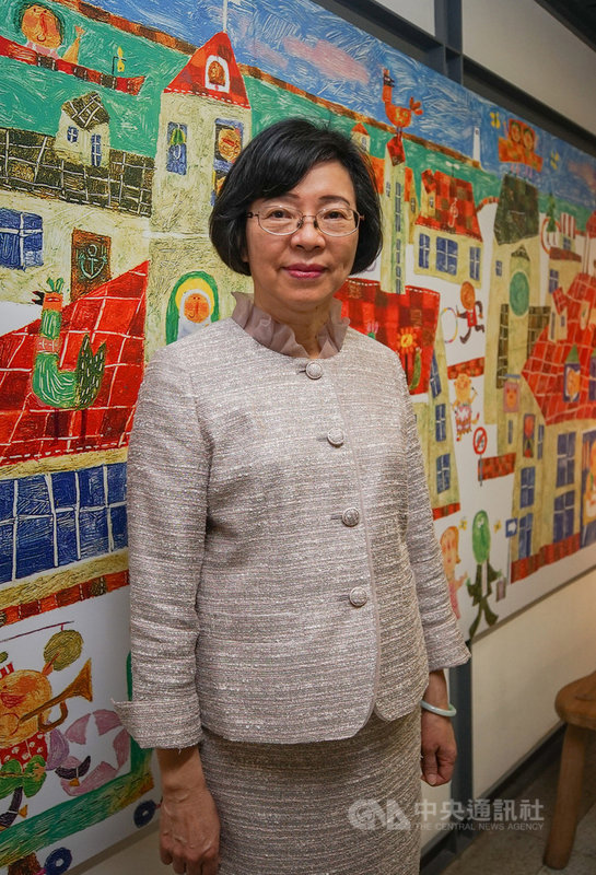 第33屆信誼幼兒文學獎頒獎典禮25日在台北信誼好好生活廣場舉辦,國家圖書館館長曾淑賢(圖)獲頒特別貢獻獎,感謝她對閱讀推廣的堅持與創新。中央社記者裴禛攝 110年4月25日