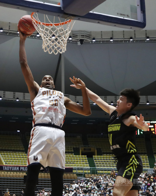 P. LEAGUE+聯盟季後挑戰賽25日進行系列賽第2戰,桃園領航猿終場以91比86逆襲福爾摩沙台新夢想家,領航猿「新台灣人」戴維斯(Quincy Davis)(左)攻下11 分、16籃板。中央社記者張新偉攝 110年4月25日