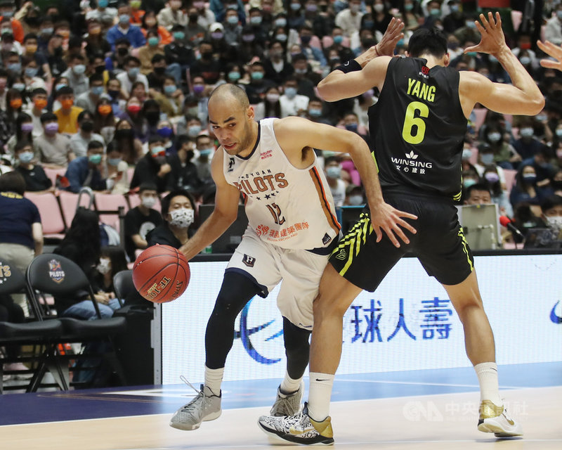 P. LEAGUE+聯盟季後挑戰賽25日進行系列賽第2戰,桃園領航猿終場以91比86逆襲福爾摩沙台新夢想家,領航猿洋將喬登(Jordan Chatman)(左)拿下21分、9籃板,幫助球隊獲勝。中央社記者張新偉攝 110年4月25日