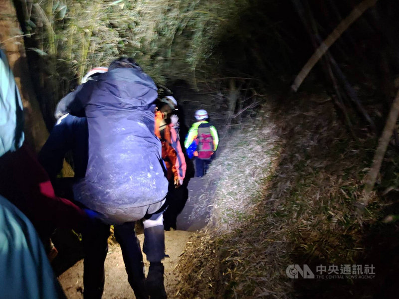 太魯閣國家公園小奇萊步道適逢杜鵑花盛開時節,各地賞花遊客蜂擁而至,但因不少遊客不諳高山地形、路況及自身體能狀況,23日連續發生4起山難事故,讓警消疲於奔命。(花蓮縣消防局提供)中央社記者李先鳳傳真 110年4月26日