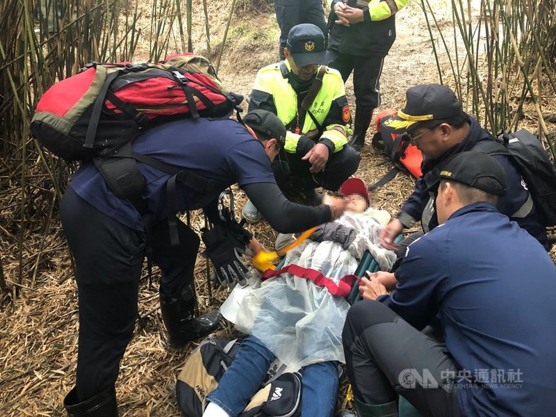 太魯閣國家公園小奇萊步道適逢杜鵑花盛開時節,各地賞花遊客蜂擁而至,但因不少遊客不諳高山地形、路況及自身體能狀況,23日連續發生4起山難事故,讓救援人員相當辛苦。(花蓮縣消防局提供)中央社記者李先鳳傳真 110年4月26日