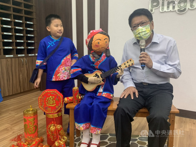 屏東縣推出全國第一套客家本位補充教材,屏東縣長潘孟安(右)26日表示,母語的重要性,不僅能透過既有的日常生活或場域學習,還能課本化,110學年度客家本位補充教材將全面納入8個鄉鎮客庄學校課程實施。(屏東縣政府提供)中央社記者郭芷瑄傳真 110年4月26日
