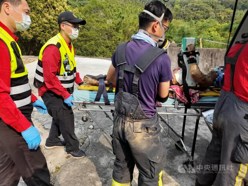 苗栗縣通霄鎮楓樹窩一處竹林26日下午竄出火煙,消防局獲報派員前往,發現一名8旬老翁全身嚴重燒傷倒地,意識模糊,送醫仍宣告不治。(民眾提供)中央社記者管瑞平傳真 110年4月26日