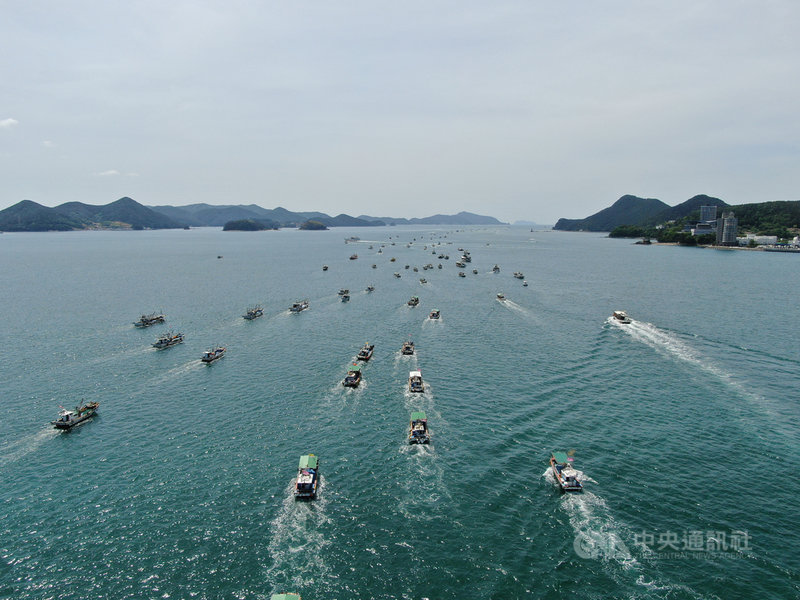 350艘漁船26日集結於韓國慶尚南道臨海城市統營,對日本政府決定將福島核電廠產生核廢水排入海中的作法表達抗議,也提出希望韓國政府更強力應對的訴求。(韓國環境運動聯合提供)中央社記者廖禹揚首爾傳真 110年4月26日