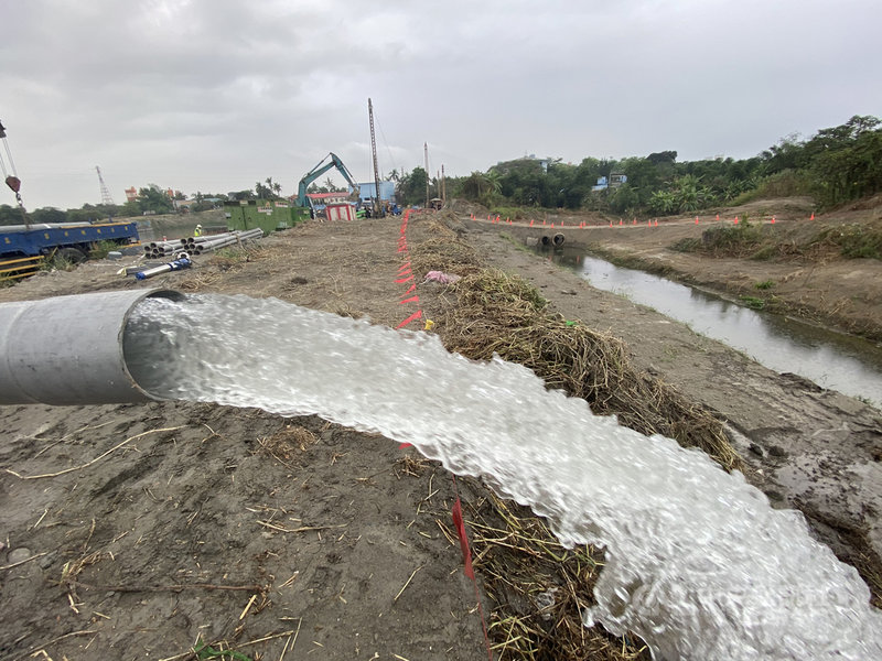 水情吃緊,高雄市水利局聯手南水局開發水源,在高屏溪流域推動鑿井,其中,高雄第1口井25日晚間出水,每日可供3000噸水,並將送水挹注澄清湖。中央社記者董俊志攝 110年4月26日