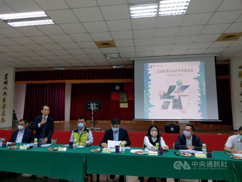 立法院經濟委員會26日到高雄前鎮漁港考察改造計畫,並針對招商進度與捷運延伸至前鎮漁港進行座談,高雄市副市長林欽榮(左2)率相關局處參與並說明,他表示,漁港應以「產、銷、用」一體為目標。(高市海洋局提供)中央社記者侯文婷傳真 110年4月26日