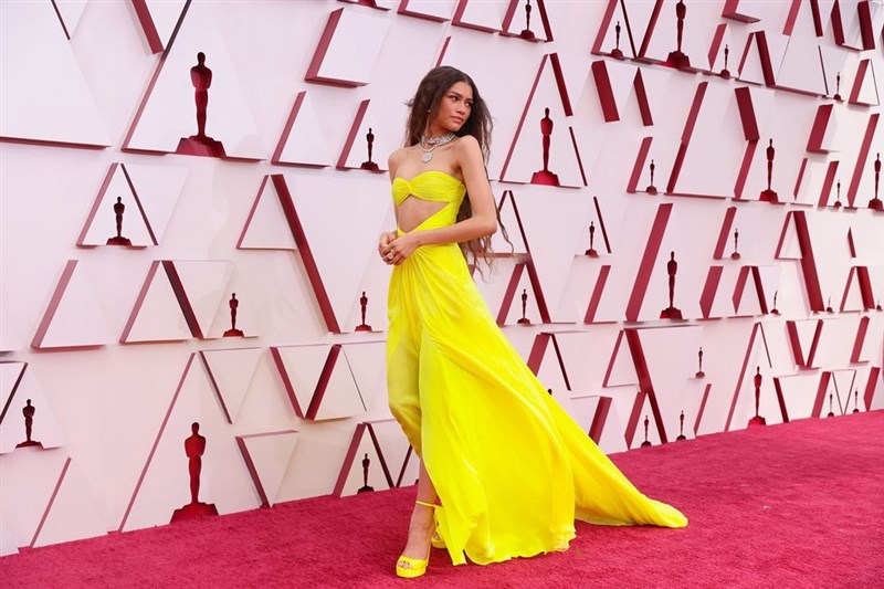 辛蒂亞一襲黃色長裙。(圖取自instagram.com/theacademy)