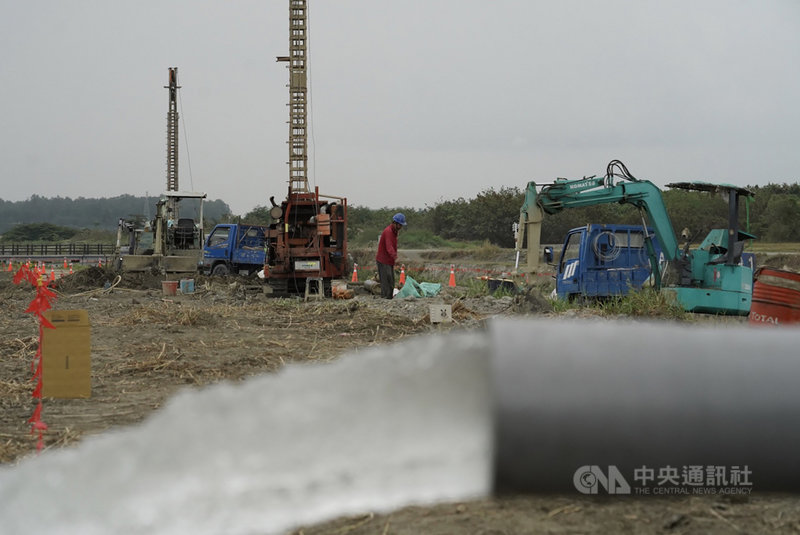 南部水情吃緊,高雄市水利局緊急採購辦理32口鑿井作業,25日晚間已完成第1口大口徑深井,每日可出水3000噸,該水源也將引入澄清湖。中央社記者董俊志攝 110年4月26日