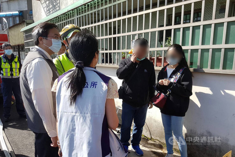 桃園市八德區一處公寓住宅26日清晨發生火警,曹姓屋主一家三口命喪火窟。八德區長邱瑞朝(前左)表示,其中70歲的婦人林秋卿平時是在區公所服務的志工媽媽,因此公所除了與曹家三子聯繫,處理火災死亡的救助事宜,也會幫忙協助後續喪葬事宜。(翻攝照片)中央社記者吳睿騏桃園傳真 110年4月26日
