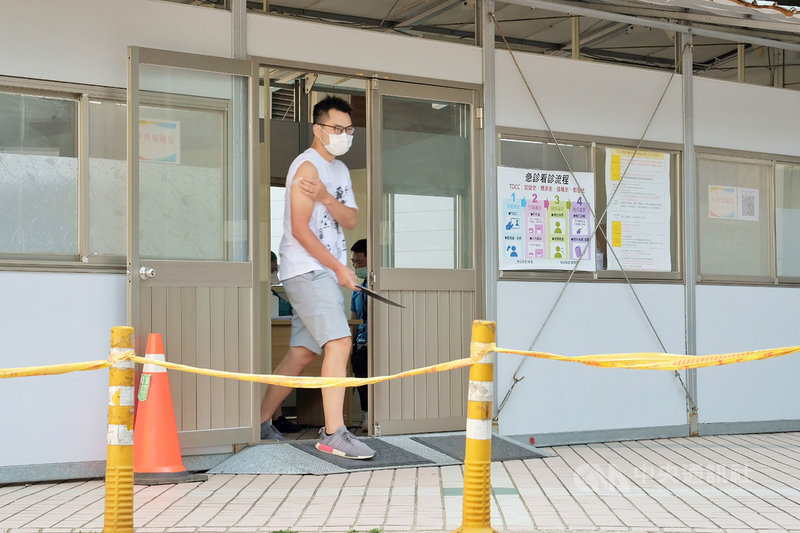 華航貨機機師確診武漢肺炎(2019冠狀病毒疾病,COVID-19)風波擴大,60多名完成採檢華航機師26日在不同時段搭3輛遊覽車到衛生福利部桃園醫院接種疫苗,以每次10人方式下車寫資料、接受醫師問診後接種疫苗。中央社記者吳睿騏桃園攝 110年4月26日