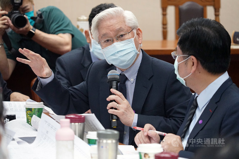 立法院教育及文化委員會26日審查「太空發展法草案」,對於國家發射場域設置是否可能牽扯國防問題,科技部長吳政忠(中)表示,太空發展法不會與國安有關,會讓產業歸產業處理。中央社實習記者周怡楨攝 110年4月26日