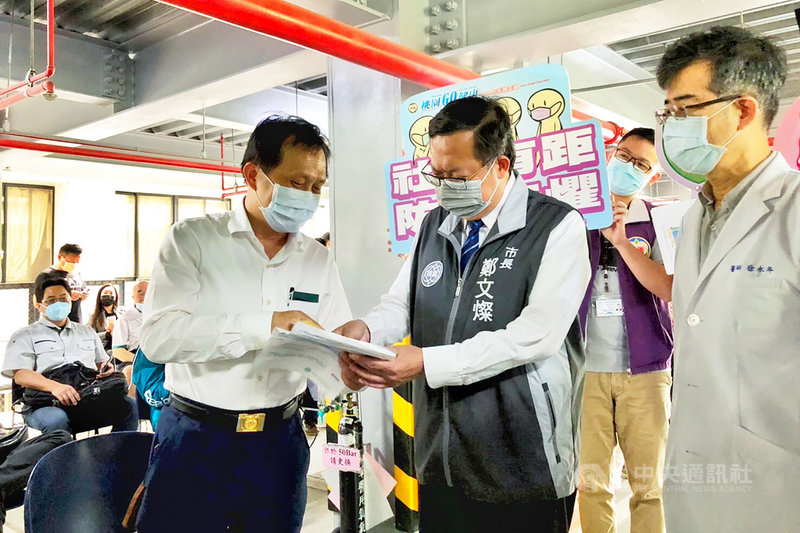 桃園市長鄭文燦(前右2)26日前往衛生福利部桃園醫院,視察民眾、機組員及華航機師疫苗接種情況。中央社記者吳睿騏桃園攝 110年4月26日