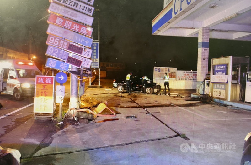 台中市后里區三豐路五段一處加油站內,26日清晨發生車輛失控自撞加油島事故,駕駛葉姓男子傷勢嚴重,由救護車載往衛生福利部豐原醫院救治後,仍宣告不治。(民眾提供)中央社記者郝雪卿傳真 110年4月26日