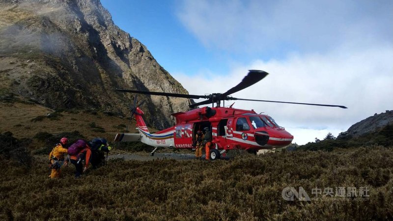 陳姓女山友攀登南湖大山24日疑似罹患高山症肺水腫,警消會同太管處巡山員組成救援隊伍入山,同時申請空勤直升機,25日因天候不佳雲層太厚無功而返,26日直升機救援成功送台中東勢就醫。(民眾提供)中央社記者李先鳳傳真 110年4月26日
