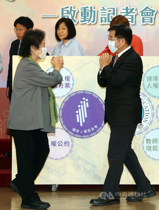 國家人權委員會、教育部26日舉辦「人權教育合作深耕計畫」啟動記者會,監察院長陳菊(前左)、教育部長潘文忠(前右)一起主持計畫啟動後,互相拱手致意。中央社記者鄭傑文攝 110年4月26日