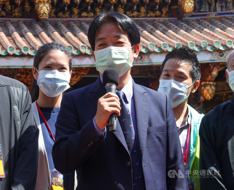 因應8月有重啟核四、反萊豬、公投綁大選、珍愛藻礁等4個公投案，民進黨預計最快5月啟動國政下鄉說明會。副總統賴清德（前）26日上午出席「2021保生文化祭保生大帝聖誕三獻禮祭典」後受訪表示，身為副總統，有責任幫忙說明、宣傳，他會盡可能的到地方充分說明，希望得到民眾支持。中央社記者謝佳璋攝  110年4月26日