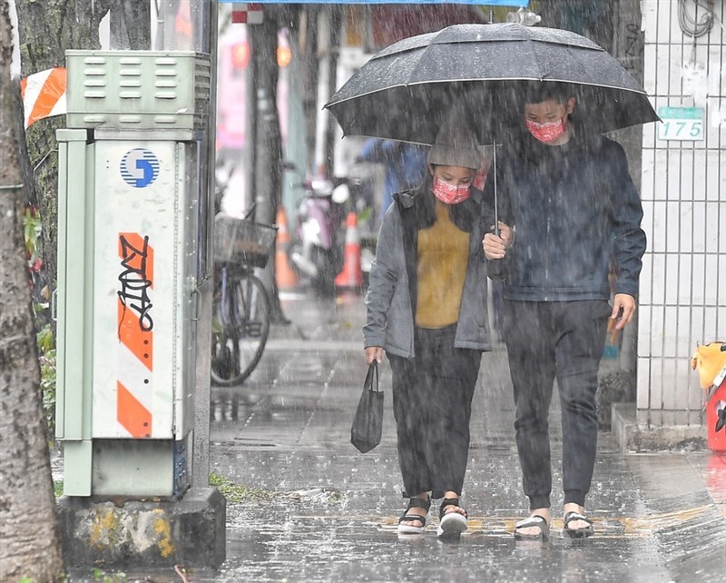 中央氣象局26日表示,預估28日鋒面接近,北台灣、東半部雲量增加,會有局部短暫雨。(中央社檔案照片)