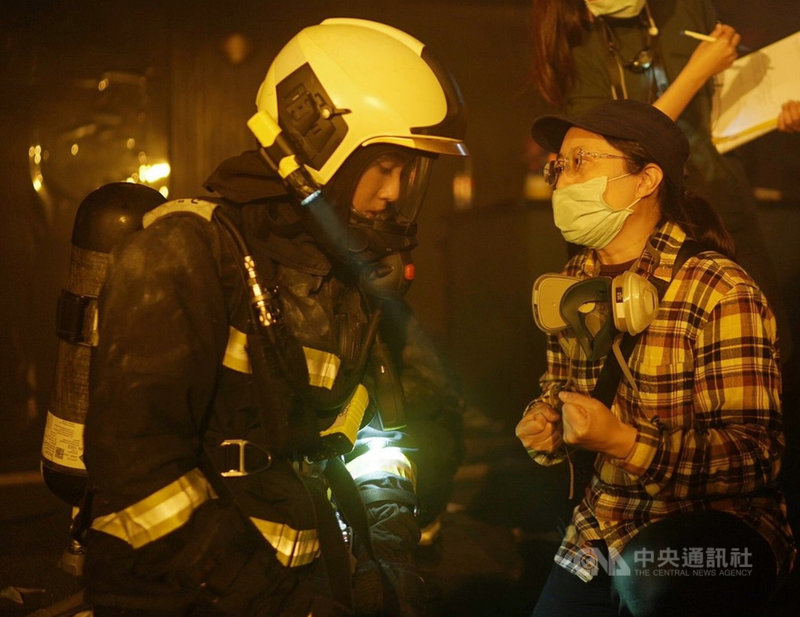 消防職人劇「火神的眼淚」耗時3年、斥資新台幣9400萬打造,由善於刻劃人心的導演蔡銀娟(右)執導,她接受中央社記者專訪時,除暢談台灣消防田野調查的幕後故事,也透露拍火場戲的小細節。(公視、myVideo提供)中央社記者葉冠吟傳真 110年4月26日