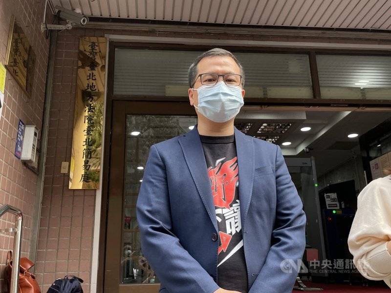 國民黨台北巿議員羅智強(圖)臉書貼文批評駐日代表謝長廷逼死外交官蘇啟誠,謝長廷提告求償新台幣100萬元。一審北院簡易庭27日做出判決,主文「原告之訴駁回」,也就是謝長廷敗訴。羅智強聆判後受訪說,感謝做出公正裁判。中央社記者劉世怡攝 110年4月27日
