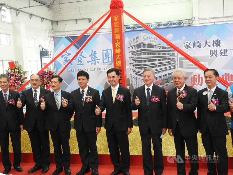 行政院副院長沈榮津(右3)27日出席家登集團子公司家崎大樓興建動土典禮,肯定家登是台灣產業升級的典範,以精密加工起家,轉型成為半導體產業供應商。中央社記者王鴻國攝 110年4月27日