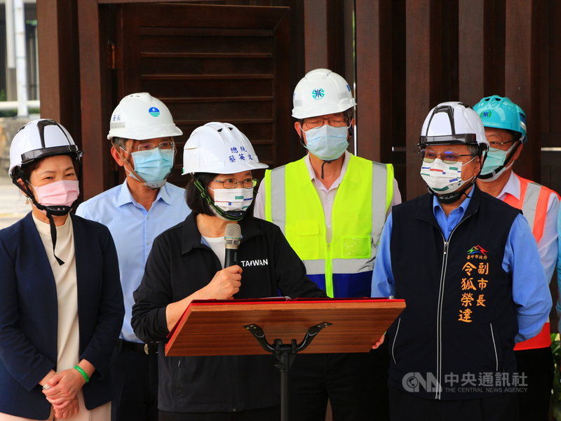 經濟部水利署及台灣自來水公司在台中推動「抗旱2.0計畫」,總統蔡英文(前中)27日到台中中央公園視察抗旱水井工程,呼籲國人配合政府的抗旱節水措施,一起落實節約用水。中央社記者蘇木春攝 110年4月27日