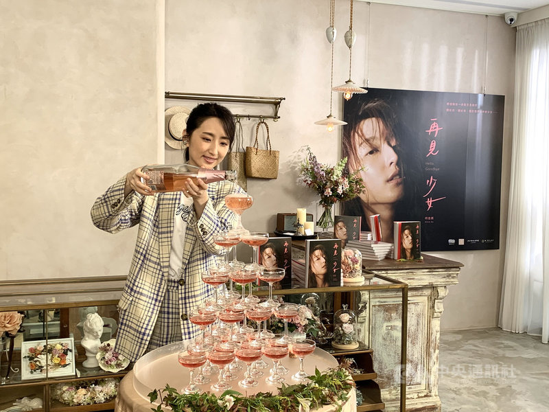 藝人柯佳嬿27日在台北舉辦「再見 少女」散文全創作集發布會,雖然書籍內容描述愛情,但她認為只是書寫愛情並不是自傳,「如果是自傳大概60歲之後吧。」中央社記者王心妤攝 110年4月27日
