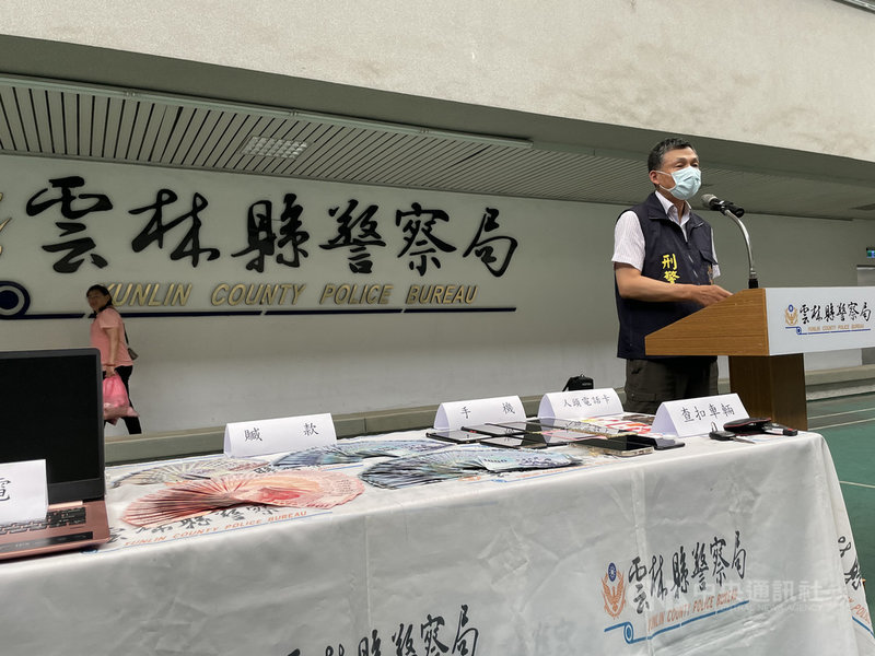 雲林縣警察局27日宣布瓦解2個詐騙集團,刑警大隊副大隊長楊金樹(圖)指出,詐騙集團利用假檢警、消費糾紛和假親友等手法行騙,警方循線逮人並查扣多項贓證物,全案依詐欺、組織犯罪等罪移送法辦。中央社記者姜宜菁傳真 110年4月27日