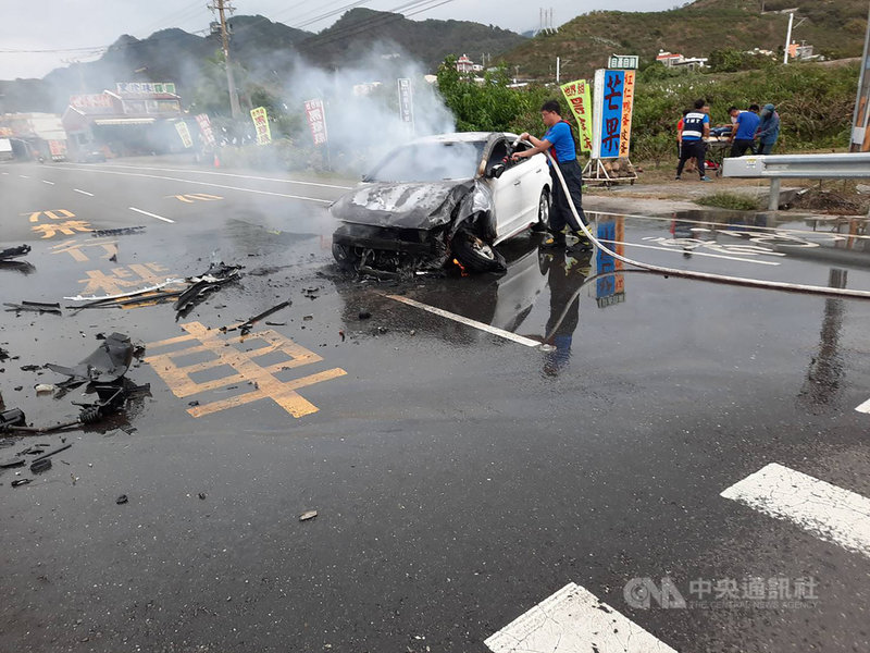 台1線屏東縣獅子鄉內獅村入口處27日下午發生一起汽車自撞分隔島起火燃燒事故,車內3人受傷,所幸傷勢都不嚴重,已送醫治療。(屏東縣消防局提供)中央社記者郭芷瑄傳真 110年4月27日
