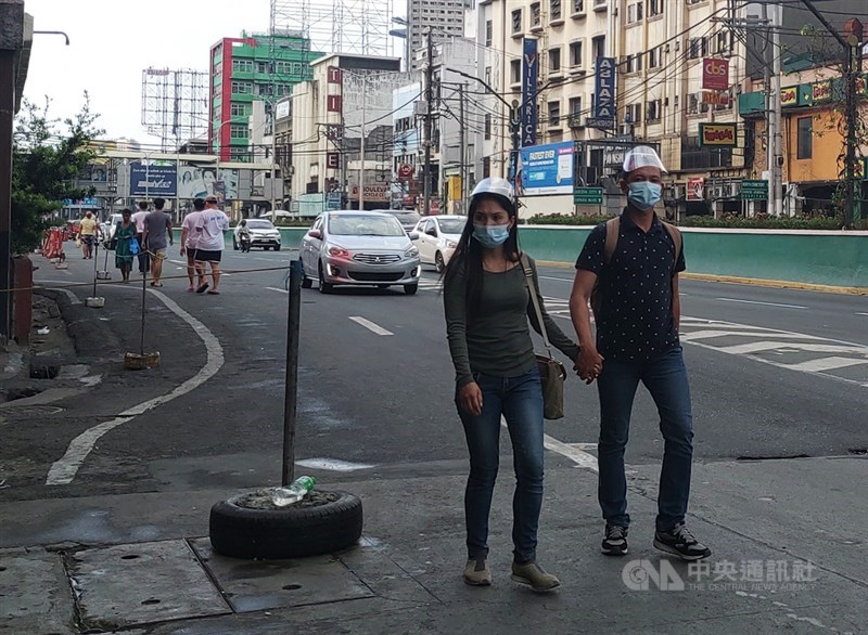 菲律賓疫情延燒,幾乎每天都有上萬人確診,大馬尼拉地區更是疫情重災區,街頭的民眾也戴上口罩防疫。此圖為110年4月4日拍攝。中央社記者陳妍君馬尼拉攝 110年4月17日