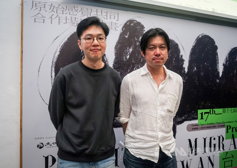 文化部27日在台北舉辦威尼斯建築雙年展台灣館展覽行前記者會,策展人、自然洋行建築團隊主持人曾志偉(右)與草字頭國際策展創辦人黃偉倫(左)出席,分享策展理念。中央社記者裴禛攝 110年4月27日
