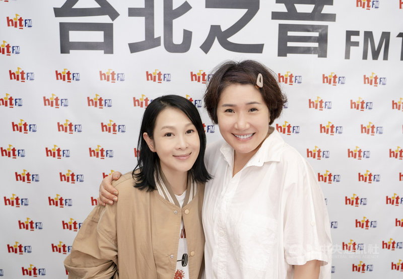 金鐘編劇徐譽庭(右)在藝人劉若英(左)的限定廣播節目「與劉若英相愛的人啊」中透露,她曾找劉若英參與拍攝戲劇「我可能不會愛你」,這部戲是為劉若英量身打造的劇本,卻被對方拒絕。(Hit Fm聯播網提供)中央社記者葉冠吟傳真 110年4月27日