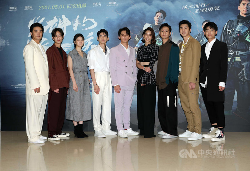 職人劇「火神的眼淚」27日舉辦首播記者會,主要演員元康(左起)、夏騰宏、江怡蓉、林柏宏、溫昇豪、陳庭妮、劉冠廷、胡釋安、謝章穎共同出席,分享拍戲過程。(公視、myVideo提供)中央社記者葉冠吟傳真 110年4月27日
