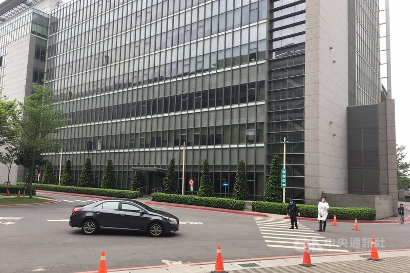 衛生福利部桃園醫院27日上午前往華航園區設置臨時醫療站,進行採檢、抽血及施打疫苗作業,由於臨時醫療站位於園區內部,無法從外觀察到作業情況。中央社記者吳睿騏攝 110年4月27日