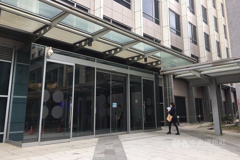 衛生福利部桃園醫院27日前往華航園區設置臨時醫療站,進行採檢、抽血及疫苗接種,機組人員入住的防疫旅館也不時有醫護人員進出,協助進行居家檢疫人員的採檢作業。中央社記者吳睿騏攝 110年4月27日