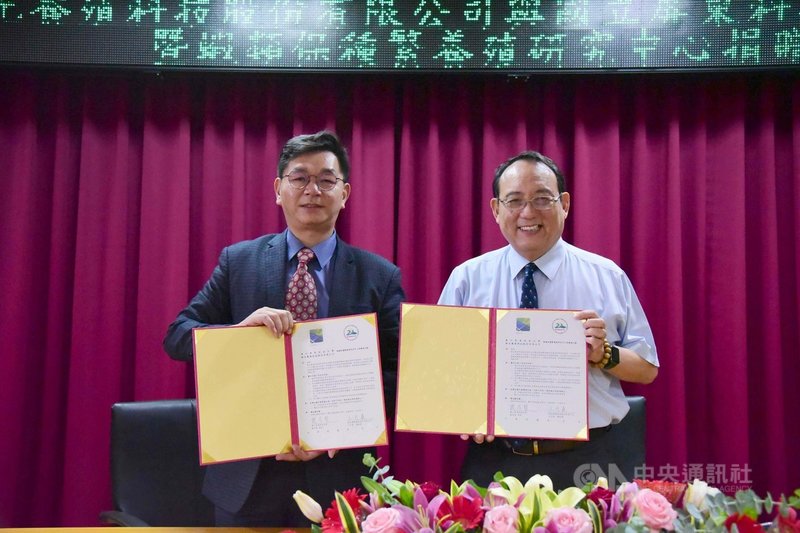 屏東科技大學校長戴昌賢(右)27日與誠光養殖科技公司總經理王可豪(左)代表簽訂捐贈合作備忘錄,規劃興建「蝦類保種繁養殖研究中心」。(屏科大提供)中央社記者郭芷瑄傳真 110年4月27日