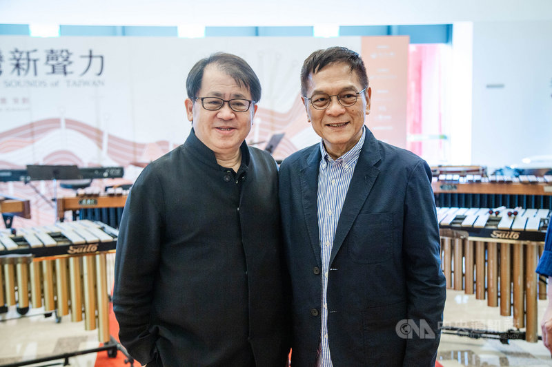爵士鼓演奏家黃瑞豐(右)與打擊樂家朱宗慶(左)將在「百人木琴」音樂會上攜手演出,將透過台灣民眾熟悉的流行歌曲,回顧一起走過的美好時光。(朱宗慶打擊樂團提供)中央社記者趙靜瑜傳真 110年4月27日