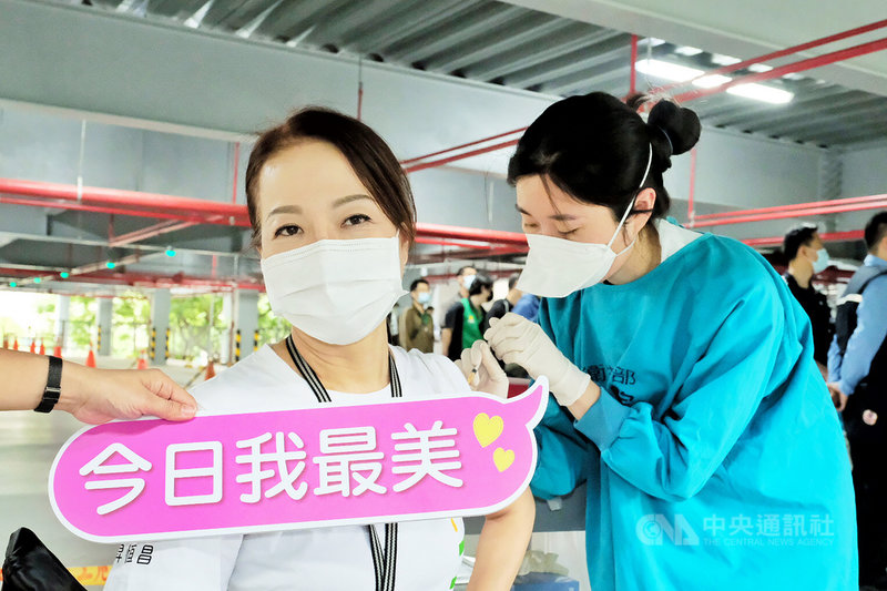 昇恆昌桃園國際機場營業部副總經理潘翠宜27日下午帶領一級幹部及員工前往桃園醫院接種武漢肺炎疫苗,力挺政府政策。中央社記者吳睿騏桃園攝 110年4月27日