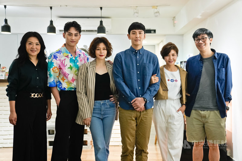 電影「買一送一」導演陳駿霖(右起)27日與演員于子育、柯震東、徐若瑄、范少勳、姚黛瑋一同亮相,分享電影拍攝花絮。(甲上提供)中央社記者王心妤傳真 110年4月27日