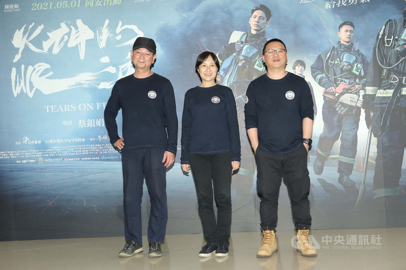 職人劇「火神的眼淚」27日舉辦首播記者會,製作人李志薔(左)、湯昇榮(右)與導演蔡銀娟(中)出席,暢談幕後製作過程。(公視、myVideo提供)中央社記者葉冠吟傳真 110年4月27日