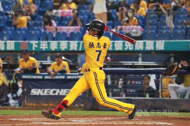 中華職棒中信兄弟隊27日與富邦悍將隊交手,兄弟張志豪扮演稱職4棒,9局球隊仍有1分落後時敲出再見3分砲,率隊以5比3逆轉拿勝,這也是張志豪個人本季第2發再見全壘打、生涯第3支再見轟。(中信兄弟提供)中央社記者謝靜雯傳真 110年4月27日