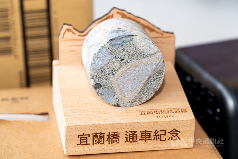 新一代宜蘭橋今年1月開通,宜蘭縣府並將部分遺構製成100份精美文鎮,將提供民眾珍藏,民眾只要拍攝一張宜蘭橋現況照片並上傳指定網址,就能參加抽獎。(宜蘭縣政府提供)中央社記者王朝鈺傳真 110年4月27日