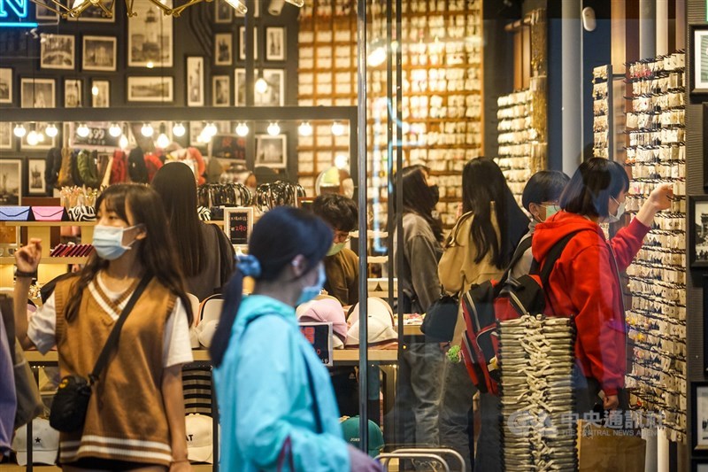 國家發展委員會27日公布3月景氣燈號延續代表熱絡的紅燈,為連續2顆紅燈。國發會表示,國內經濟穩健成長,加上股市熱絡帶動下,有助推升民間消費動能。中央社記者裴禛攝 110年4月27日