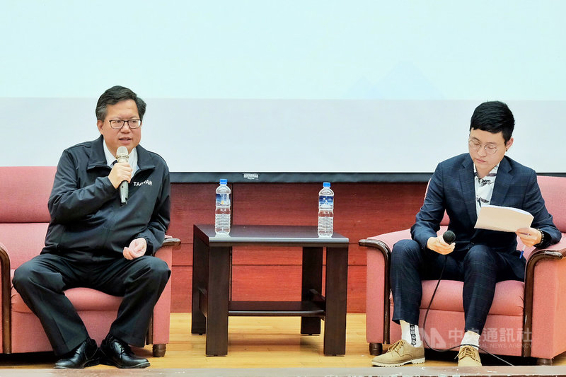 桃園市鄭文燦(左)27日與青年學子座談時指出,18歲公民權是世界潮流,他希望修憲成功;鄭文燦並說,「到了大學還不能投票是沒什麼道理的」,全世界18歲公民權是潮流,也是台灣民主深化該走的一步。中央社記者吳睿騏桃園攝 110年4月27日
