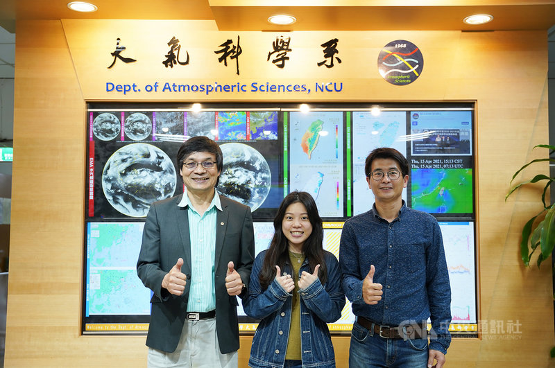 中央大學攜手美國紐約州立大學研究團隊,分析氣膠對台灣北部秋季暖雲及降雨影響,發現空氣污染造成桃園地區雲與降雨特徵改變;團隊成員包含大氣系教授林沛練(左)、學生陳映潔(中)及指導教授王聖翔(右)。(中央大學大氣科學系王聖翔副教授提供)中央社記者吳睿騏桃園傳真 110年4月27日