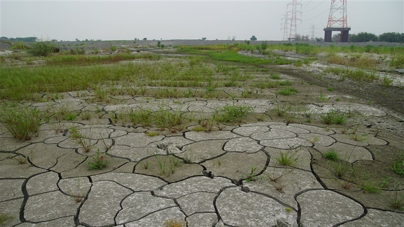 濁水溪乾枯,自強大橋以西幾乎無水,溪床還出現龜裂。(圖取自二崙人(讚)出來臉書社團facebook.com)