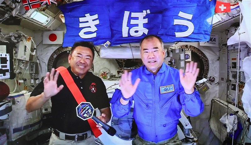 即將從國際太空站返回地球的56歲日籍太空人野口聰一(右),26日跟才剛抵達的52歲日籍太空人星出彰彥(左),一同舉行「太空記者會」,並進行值星交接。(共同社)