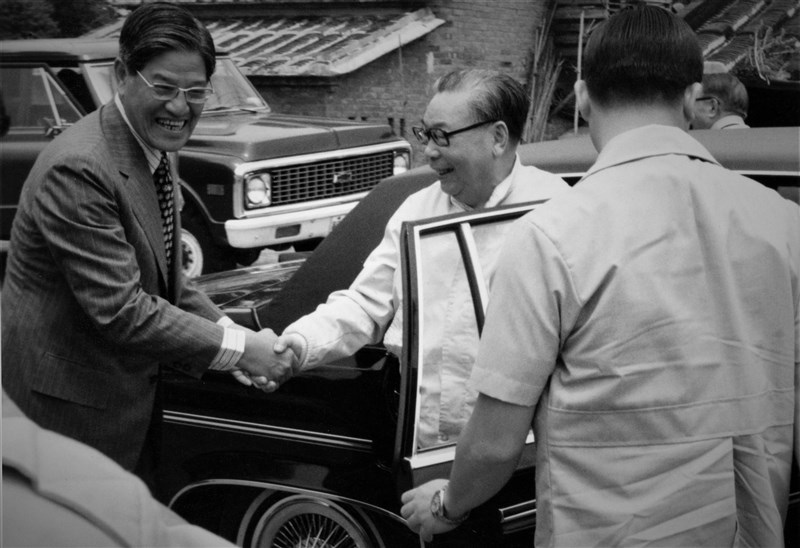 1979年春,蔣經國(中)透過時任台北市長李登輝(左)安排,在李的故鄉淡水三芝安排一場午宴,邀請一批他希望提攜的台籍菁英聚餐;當天出席的還有後來成為央行總裁、司法院長的梁國樹與施啟揚。(遠足文化提供)