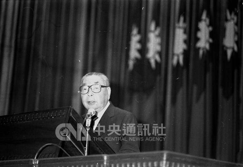 蔣經國之子蔣孝武被影射牽連「江南案」之中,促使蔣經國明確宣示「蔣家後人不會接班」。圖為時任總統蔣經國主持慶祝行憲三十九年大會。(中央社檔案照片)