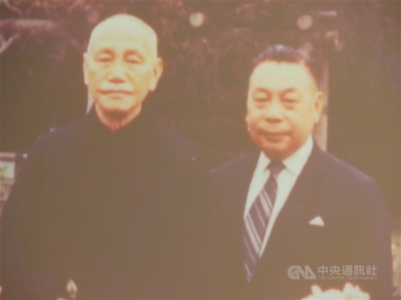 劉宜良撰寫的《蔣經國傳》及《吳國楨傳》(一說《宋美齡傳》)中,出現大量對蔣介石(左)、蔣經國(右)父子形象不利的描述。(中央社檔案照片)