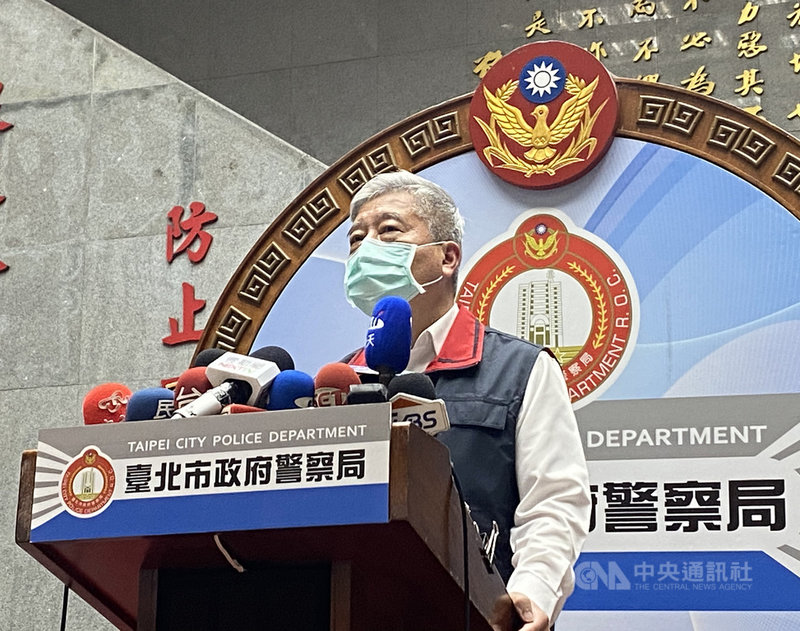 台北市警察局督察長翁群能（圖）27日表示，針對黑衣人闖入中崙派出所一案，發現最關鍵處在於派出所監視器影像遭格式化，隨即由市刑大科技偵查隊帶回並致力還原相關影像；經查發現，闖入者除原先送辦的7嫌外，還有另外3人涉案，全案總計送辦10嫌。中央社記者黃麗芸攝  110年4月27日